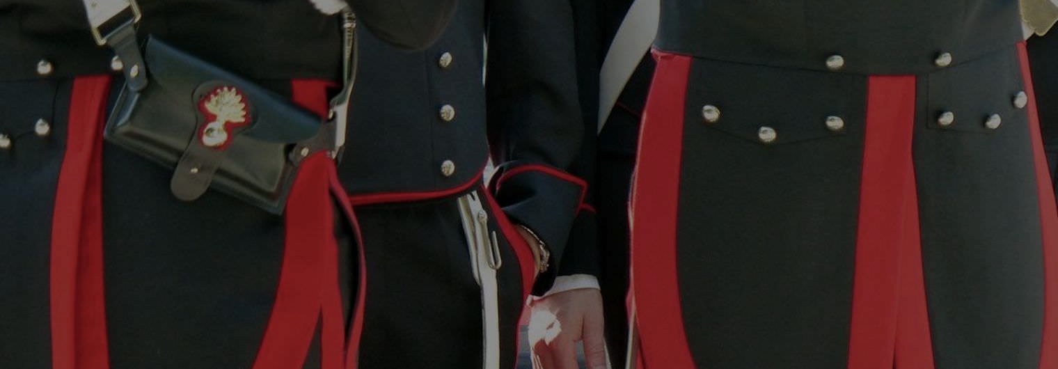 Dettaglio della giberna e della bandoliera bianca sull'uniforme storica dei Carabinieri