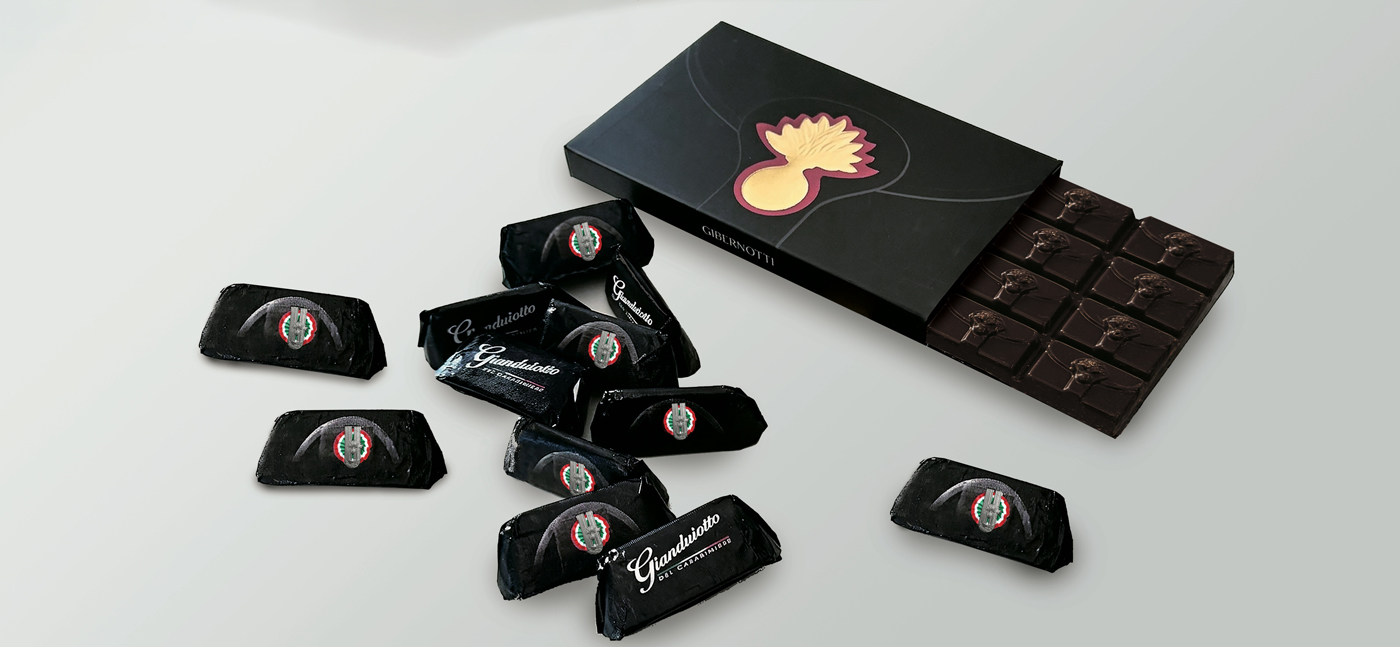 Gianduiotti Gibernotti e tavoletta di cioccolato fondente, confezione aperta